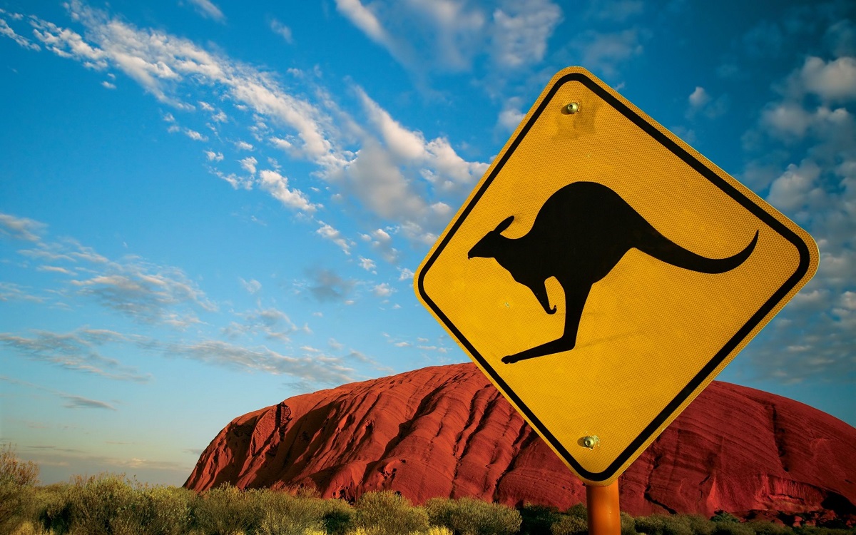 Australia-desert-ayers-rock-uluru-road-outback-kangaroo-sign-thestylelovers.com