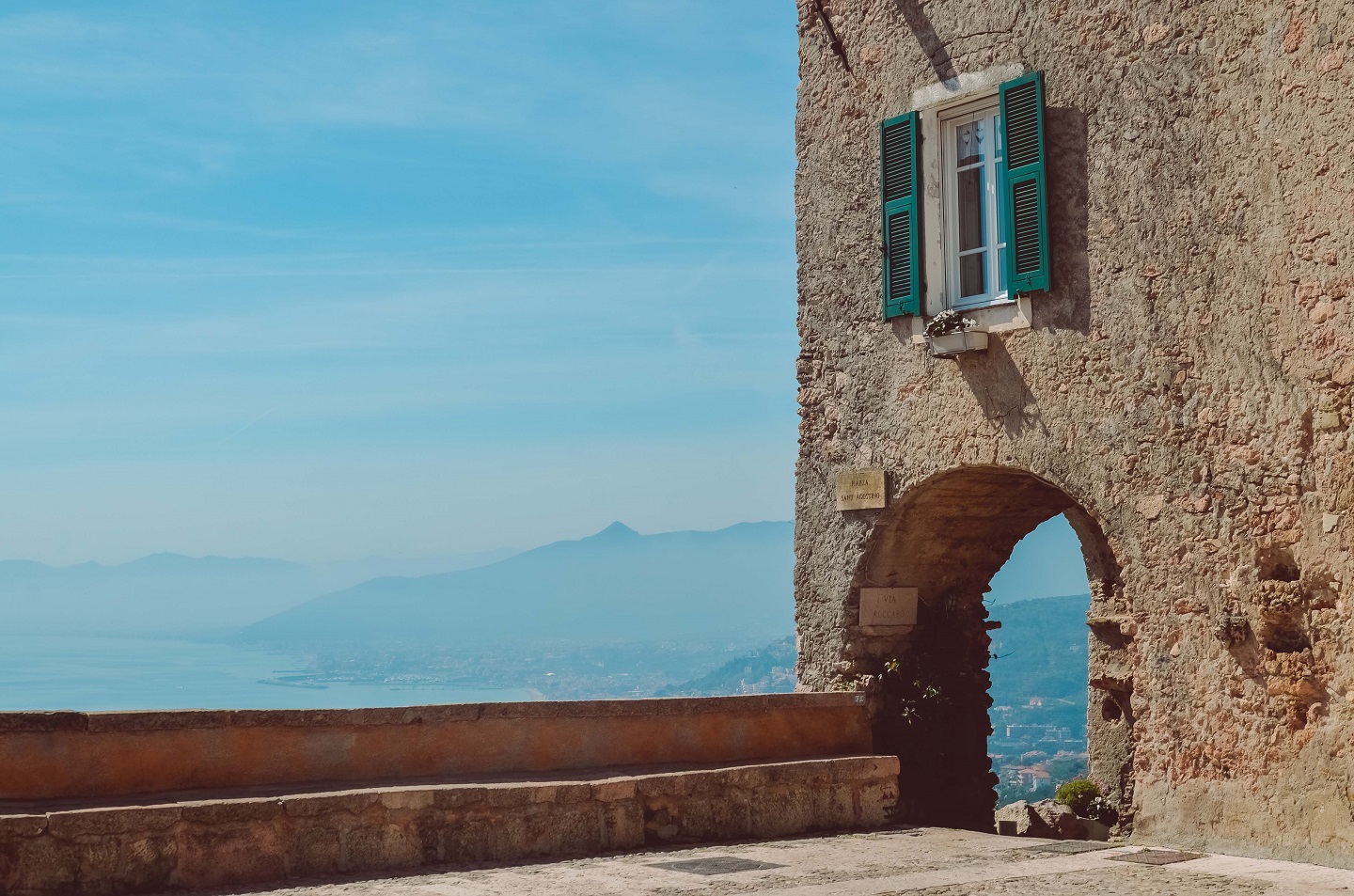 Borghi-Liguria-Verezzi-piazza
