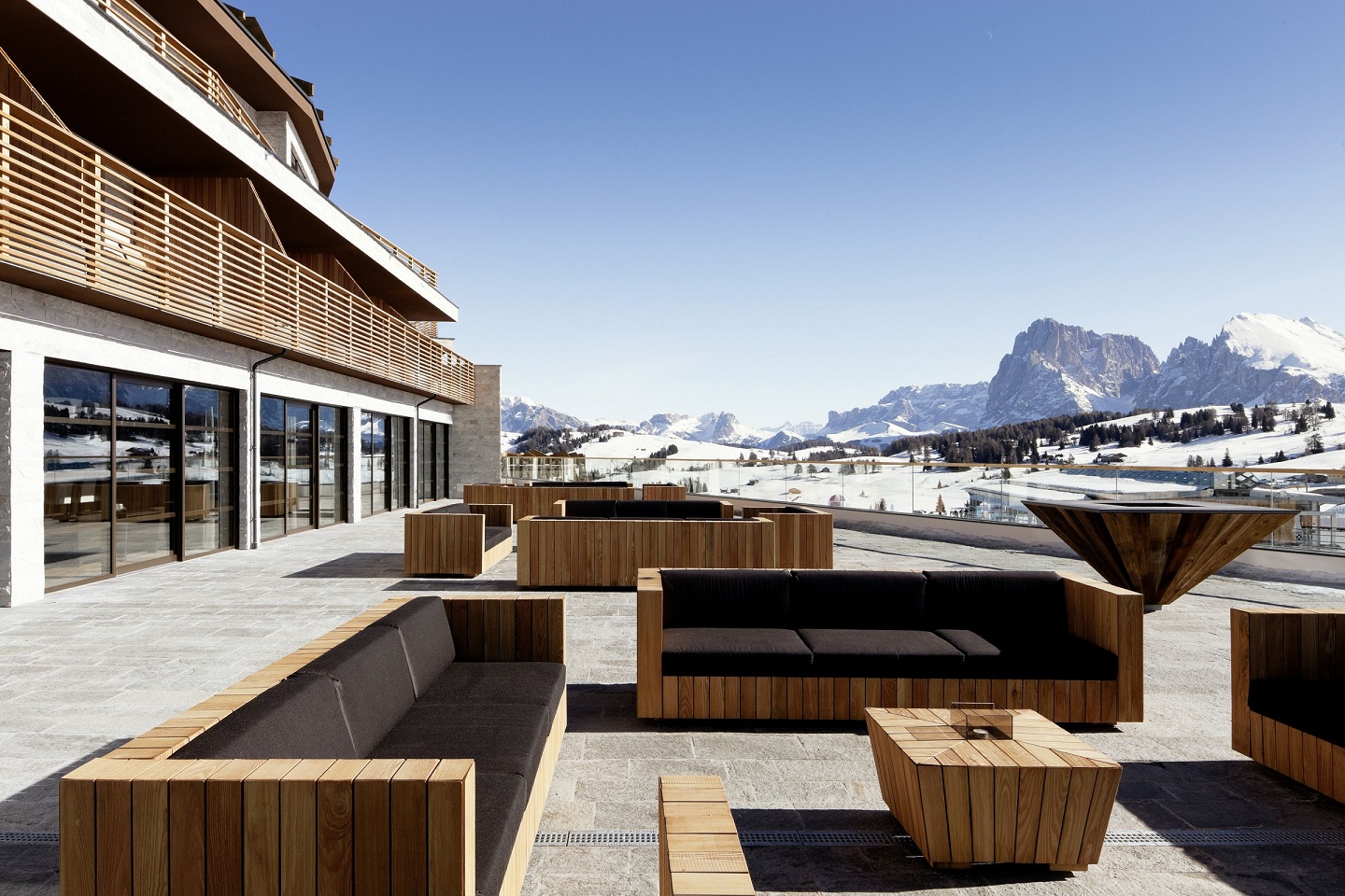 Dolomiti Val Gardena - AlpinaDolomites esterno divani - TheStyleLovers