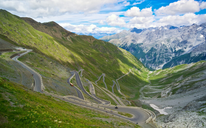 Passo dello Stelvio salita tornanti panorama in estate