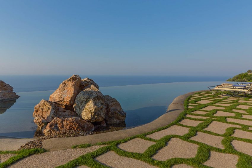 Monastero Santa Rosa. Amalfi - infinity pool -thestylelovers.com