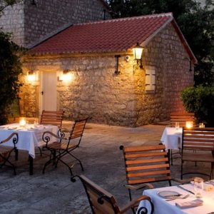 Montenegro Aman Sveti Stefan piazza - The Style Lovers