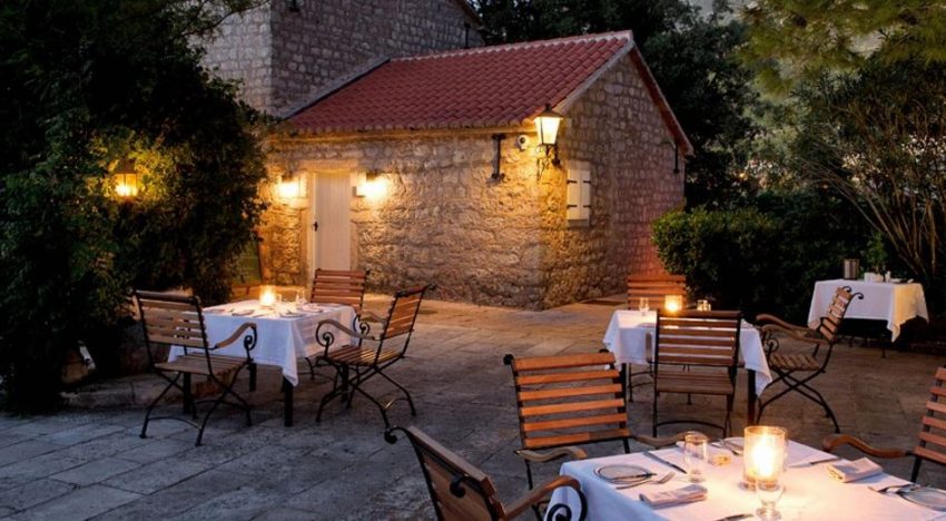 Montenegro Aman Sveti Stefan piazza - The Style Lovers