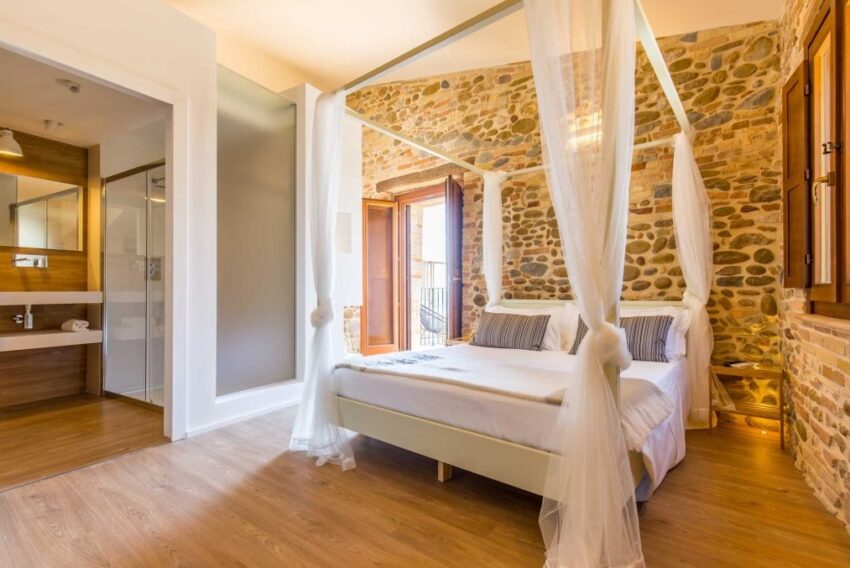 Montepagano1137 albergo diffuso suite letto a baldacchino