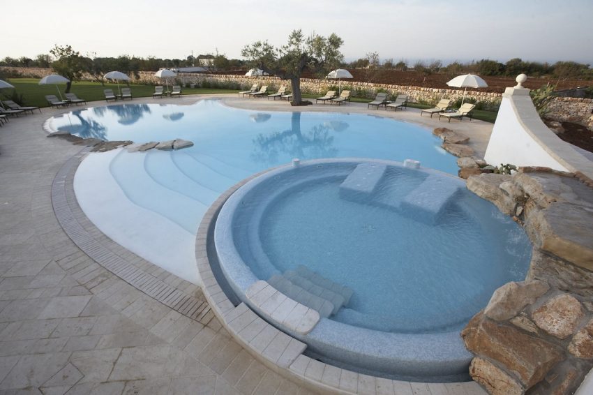 Polignano a Mare chic - Borgobianco masseria swimmingpool - thestylelovers.com