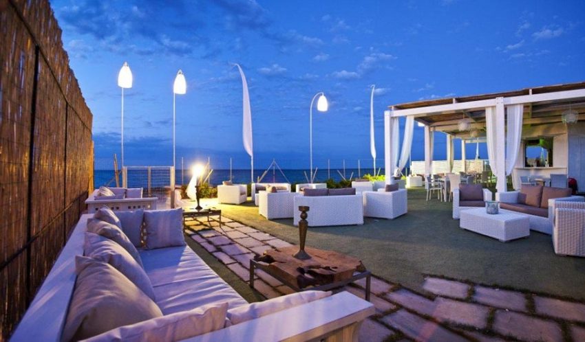 Polignano a Mare chic - Coco Village lounge bar - thestylelovers.com
