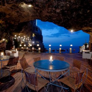 Polignano a Mare chic - ristorante Grotta Palazzese - thestylelovers.com