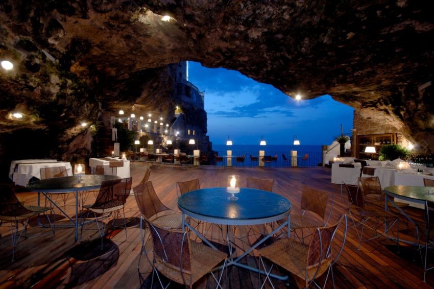Polignano a Mare chic - ristorante Grotta Palazzese - thestylelovers.com