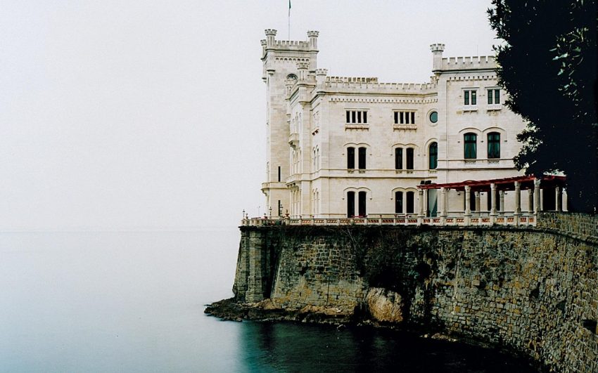 Trieste tra caffè botteghe storiche e design - Castello Miramare - thestylelovers.com