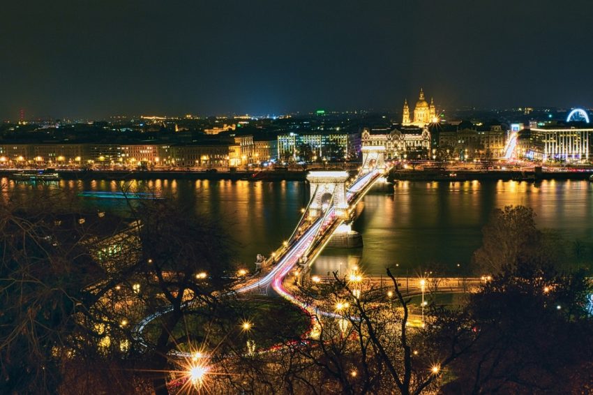 Budapest, il Ponte delle Catene e il Danubio di notte