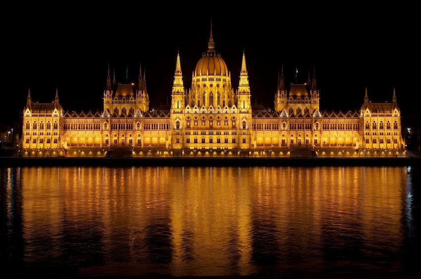 Palazzo del Parlamento di Budapest illuminato di notte
