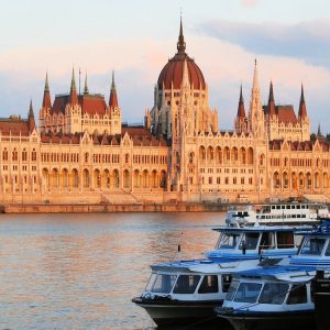 Palazzo del Parlamento di Budapest visto dal Danubio