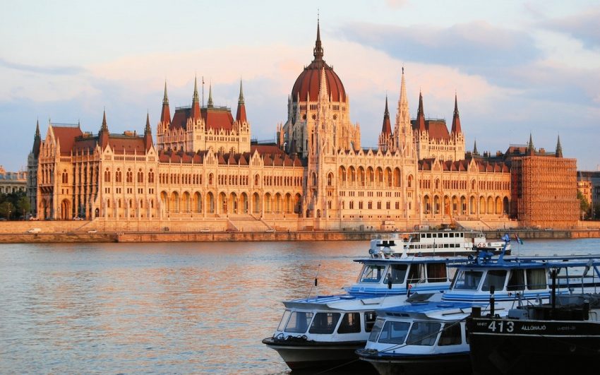 Palazzo del Parlamento di Budapest visto dal Danubio